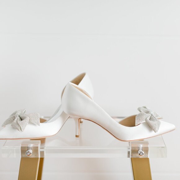 Badgley Mischka Meilani White Satin 7 Women's Classic Bridal Heels Bow Kitten - Picture 11 of 15